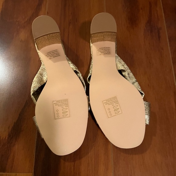 David’s Bridal DB studio pleated metallic bow mules - Picture 2 of 2